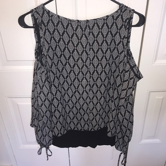 black & white cold shoulder blouse🖤🎃 - Picture 3 of 8